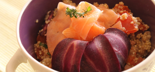 Insalata di quinoa salmone e carote viola