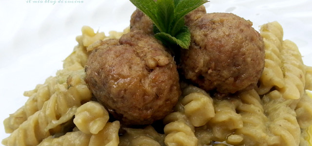 Pasta al pesto di carciofi e polpettine