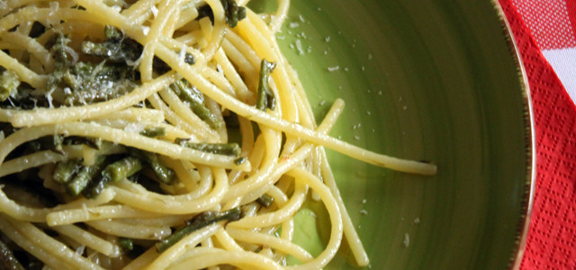 Spaghetti aglio, olio, peperoncino e asparagi selvatici