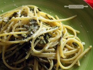 Spaghetti aglio, olio, peperoncino e asparagi selvatci