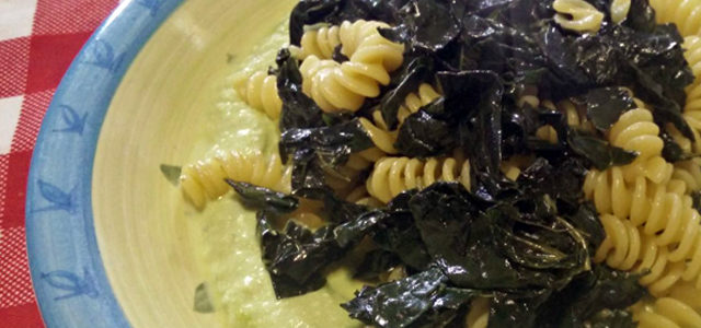 Fusilli con cavolo nero su crema verde di formaggi fusi