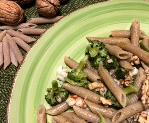 Penne rigate integrali con broccoli, gamberi e noci