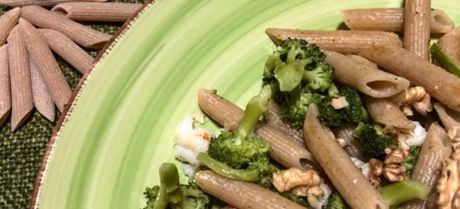 Penne rigate integrali con broccoli, gamberi e noci