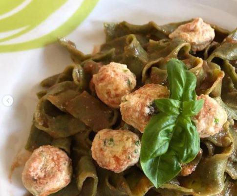 Tagliatelle al basilico con polpettine di ricotta